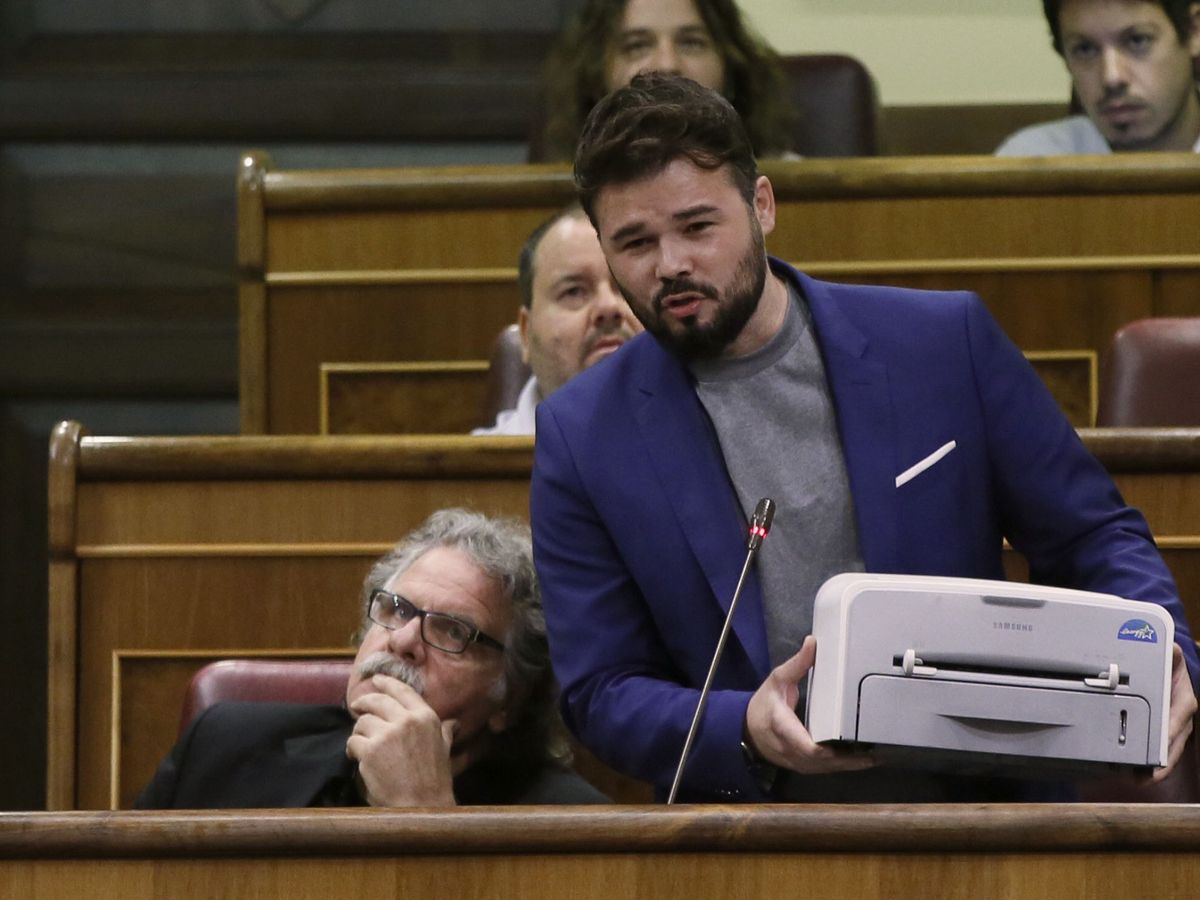 Foto: Gabriel Rufián, con una impresora en un debate en el Congreso de los Diputados. (EFE/Fernando Alvarado)