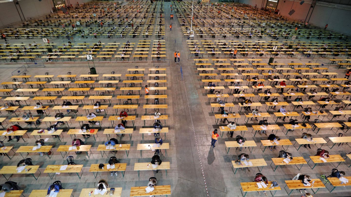 Opositores durante un examen de oferta pública de empleo. (EFE)
