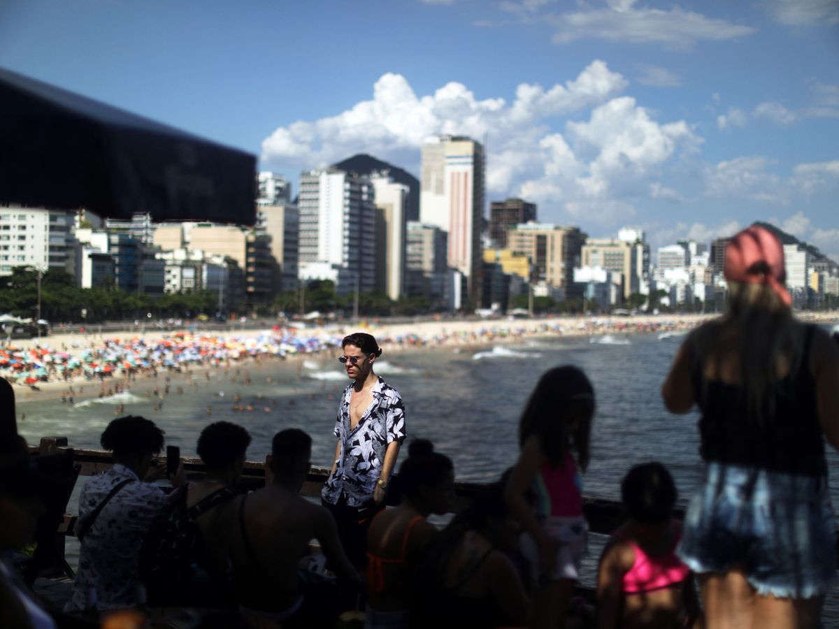 Foto: Una multitud se reúne en la playa de Río de Janeiro. (Reuters) 