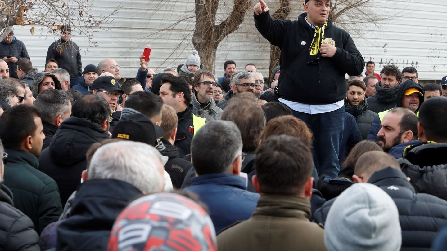 Tito Alvárez, líder de Élite Taxi, ayer en la asamblea de Barcelona. (Efe)