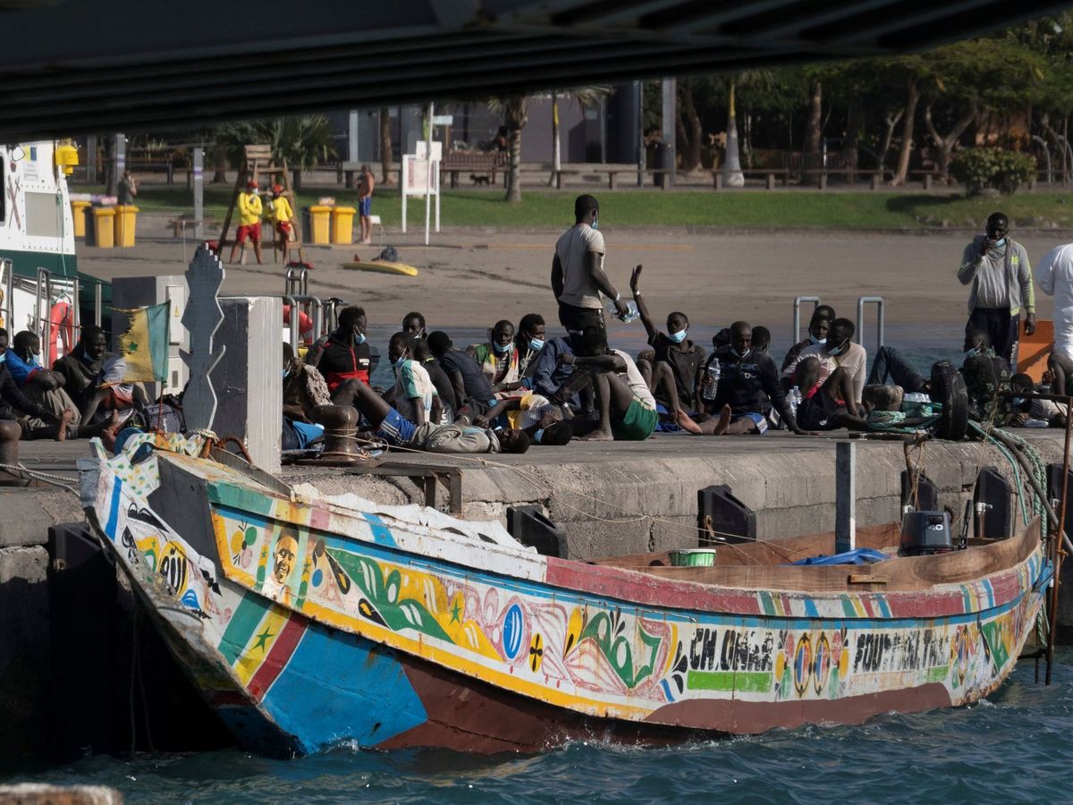 Foto: Un cayuco con 81 personas a bordo que llegó al puerto de los Cristianos, en Tenerife. (EFE)