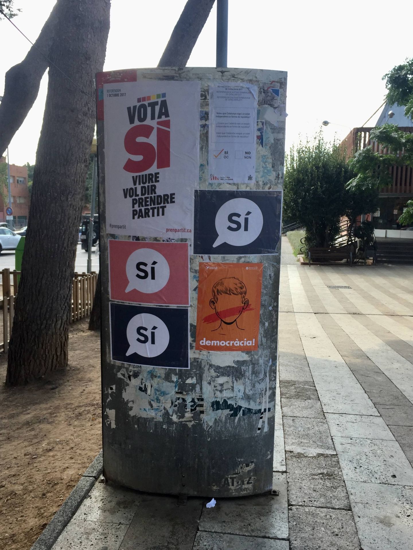 Carteles a favor del sí en el referéndum soberanista del 1-O en Badia del Vallès, este 29 de septiembre. (Foto: J. R.)