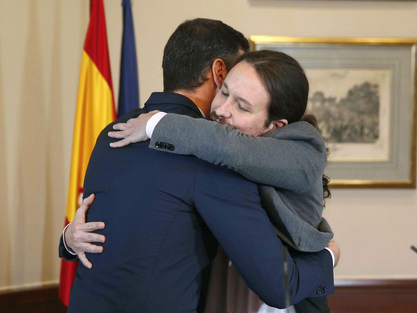 Pedro Sánchez y Pablo Iglesias se abrazan tras firmar el preacuerdo. (EFE)