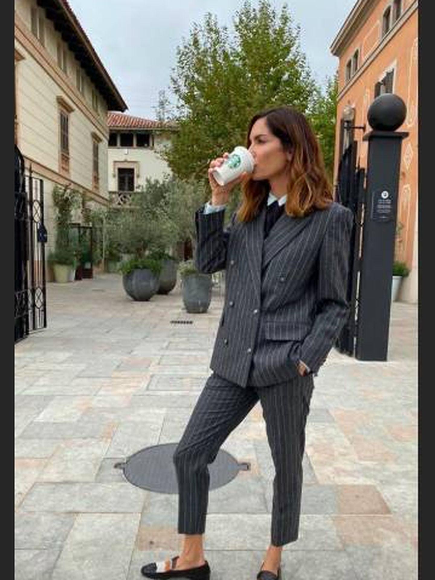 Eugenia Silva, con un outfit a lo gánster. (Instagram)