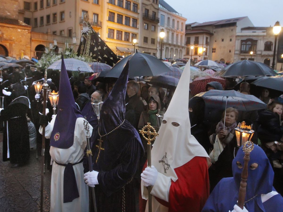 Foto: Las cofradías explican cómo afecta la lluvia a los pasos de Semana Santa. En la imagen, una ceremonia de Semana Santa en Oviedo (EFE/Alberto Morante)