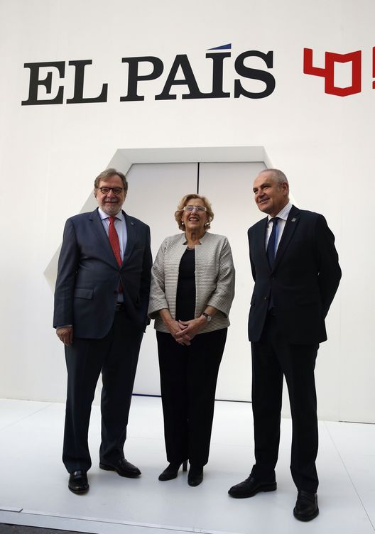 Foto: El presidente de Prisa, Juan Luis Cebrián, con Manuela Carmena y Antonio Caño, director de 'El País'. (EFE)