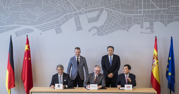 Foto: Firma de los acuerdos con los responsables del gobierno chino en Madrid en presencia de Herbert Diess, presidente de Volkswagen. 