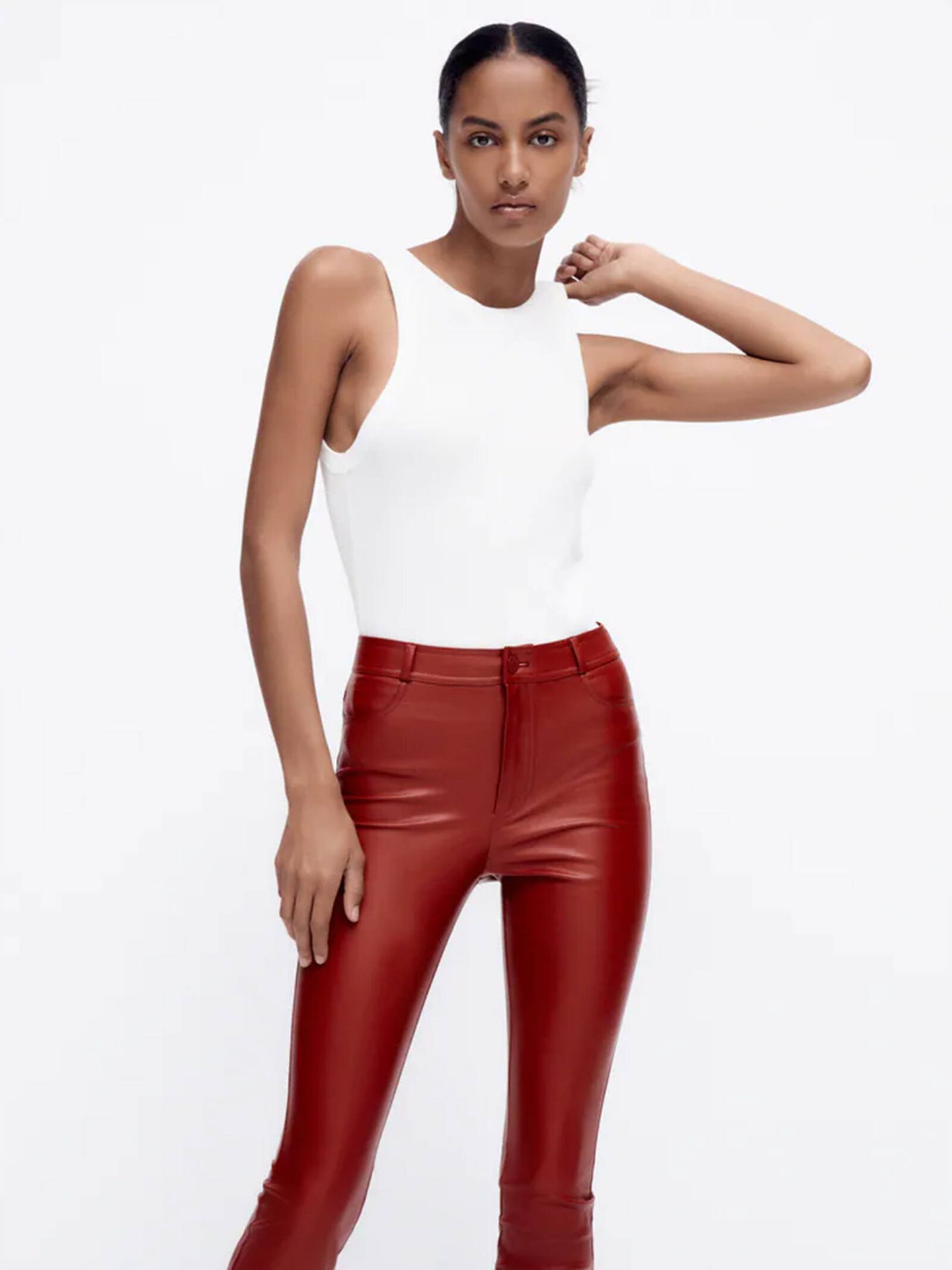 Los leggings efecto piel de Zara son un básico imprescindible de fondo de armario. (Cortesía)
