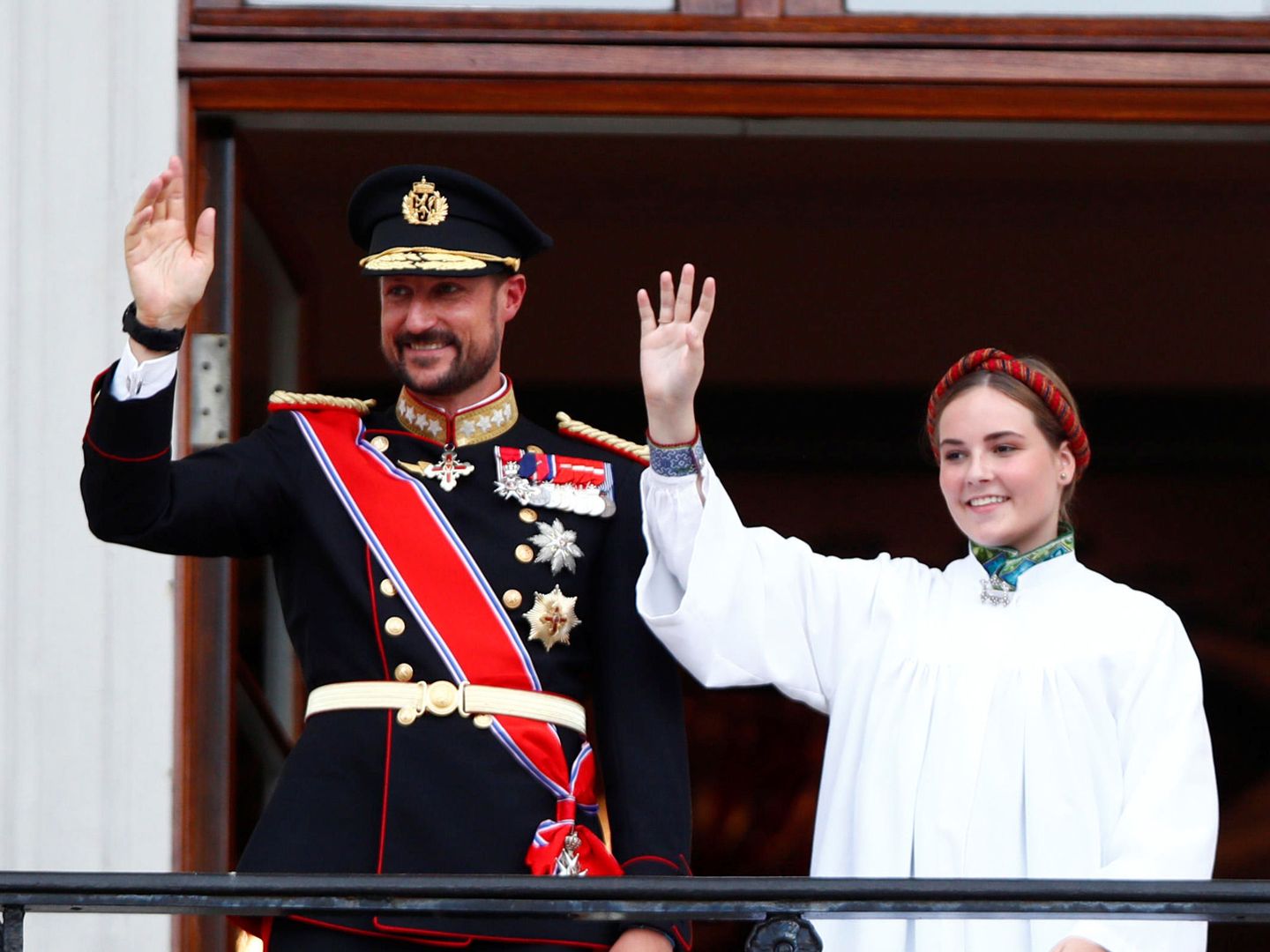 Ingrid Alexandra junto a su padre, el día de su confirmación. (Reuters)