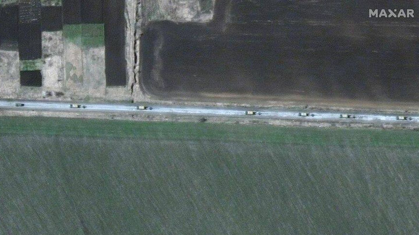 Una imagen de satélite muestra el convoy militar, de unos ocho kilómetros de extensión, cerca de la ciudad de Velykyi Burluk. (EFE)
