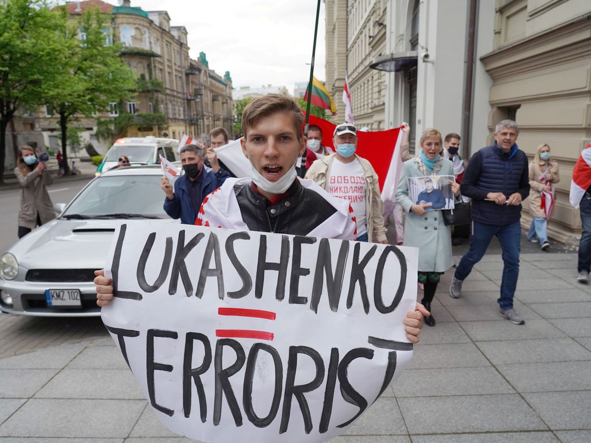 Zdjęcie: Protestujący z plakatem przeciwko prezydentowi Białorusi w Wilnie na Litwie.  (Reuters)