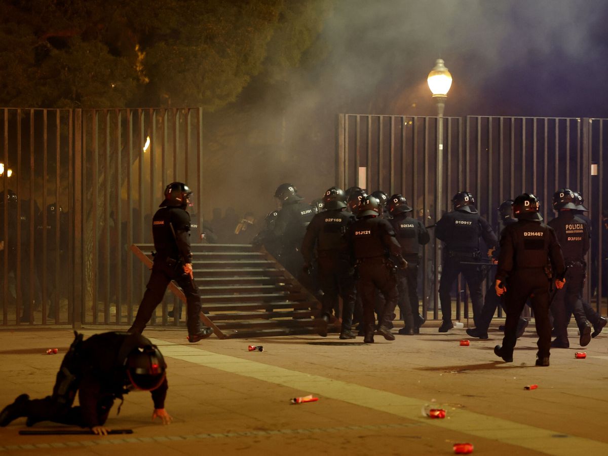 Foto: Los agentes han intervenido. (Reuters/Albert Gea)