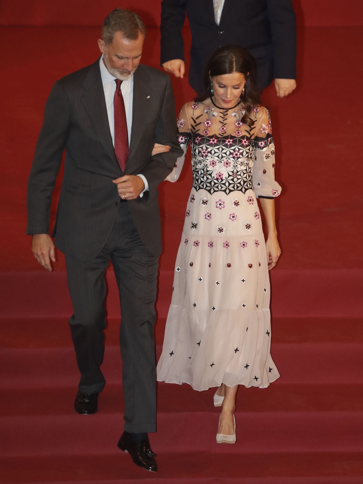 La reina Letizia, con un vestido rosa de Temperley London. (EFE/Javier Cebollada)