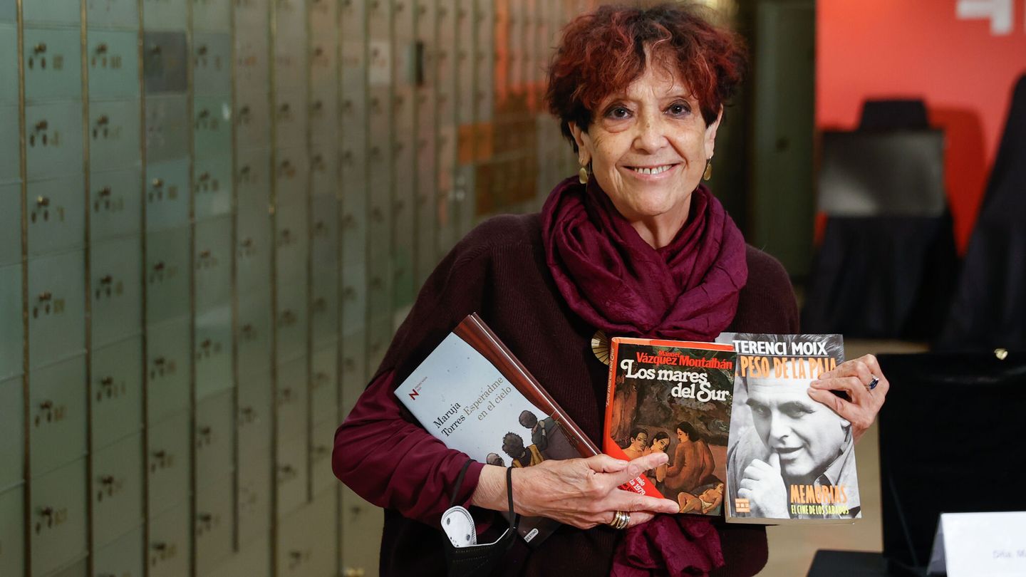 La escritora Maruja Torres deposita en su nombre su legado en la Caja de las Letras durante un acto organizado por el Instituto Cervantes. Uno de ellos, un ejemplar de 'El peso de la paja'. (EFE/Chema Moya)