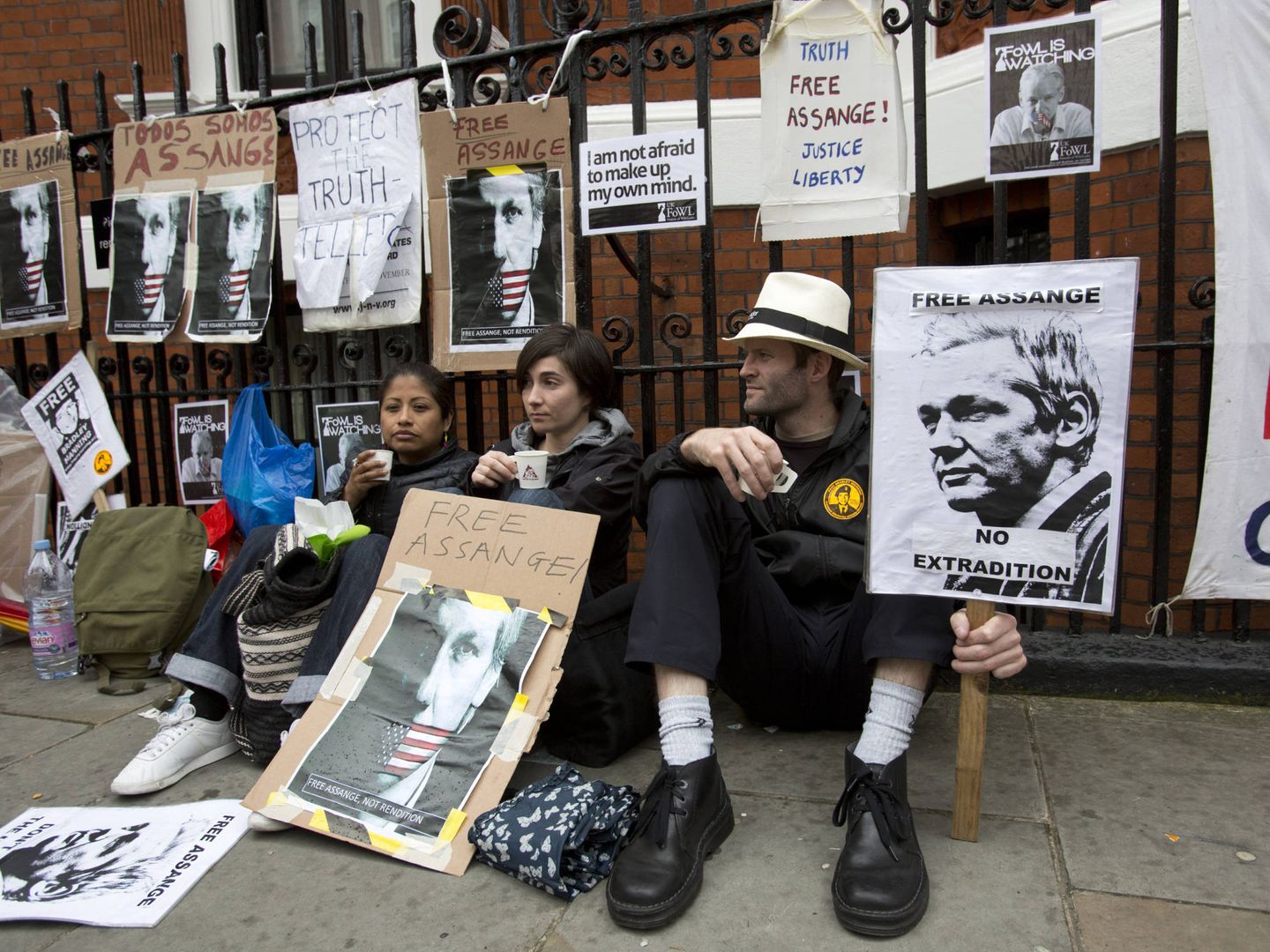 Defensores de Julian Assange ante la embajada de Ecuador en Londres. (Reuters)