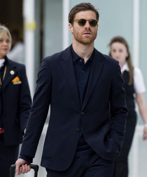 Foto:  El centrocampista español del FC Bayern Múnich, Xabi Alonso, camina por el aeropuerto de Múnich. EFE