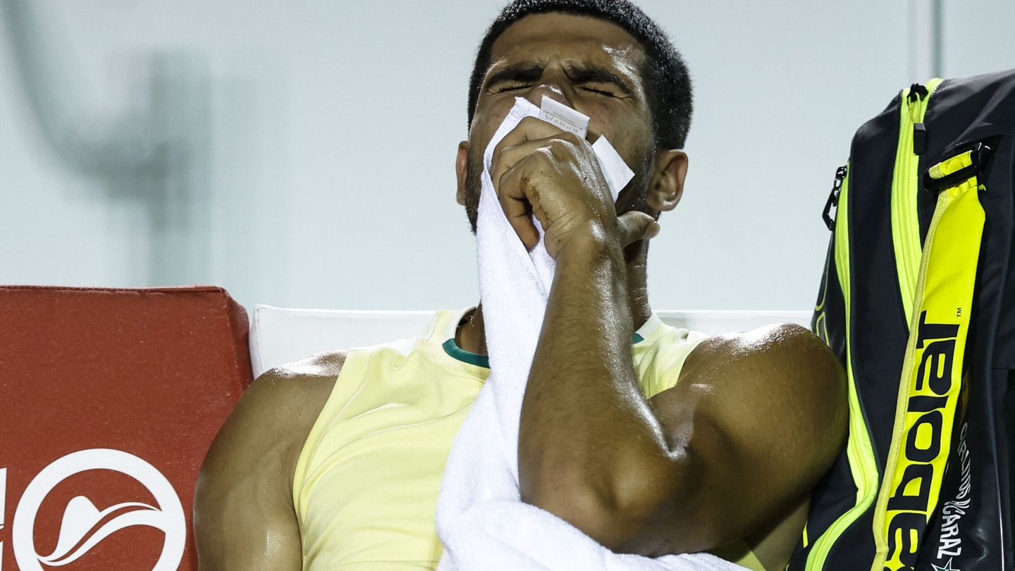 Carlos Alcaraz se lamenta tras sufrir la lesión en el tobillo. (EFE/Antonio Lacerda)
