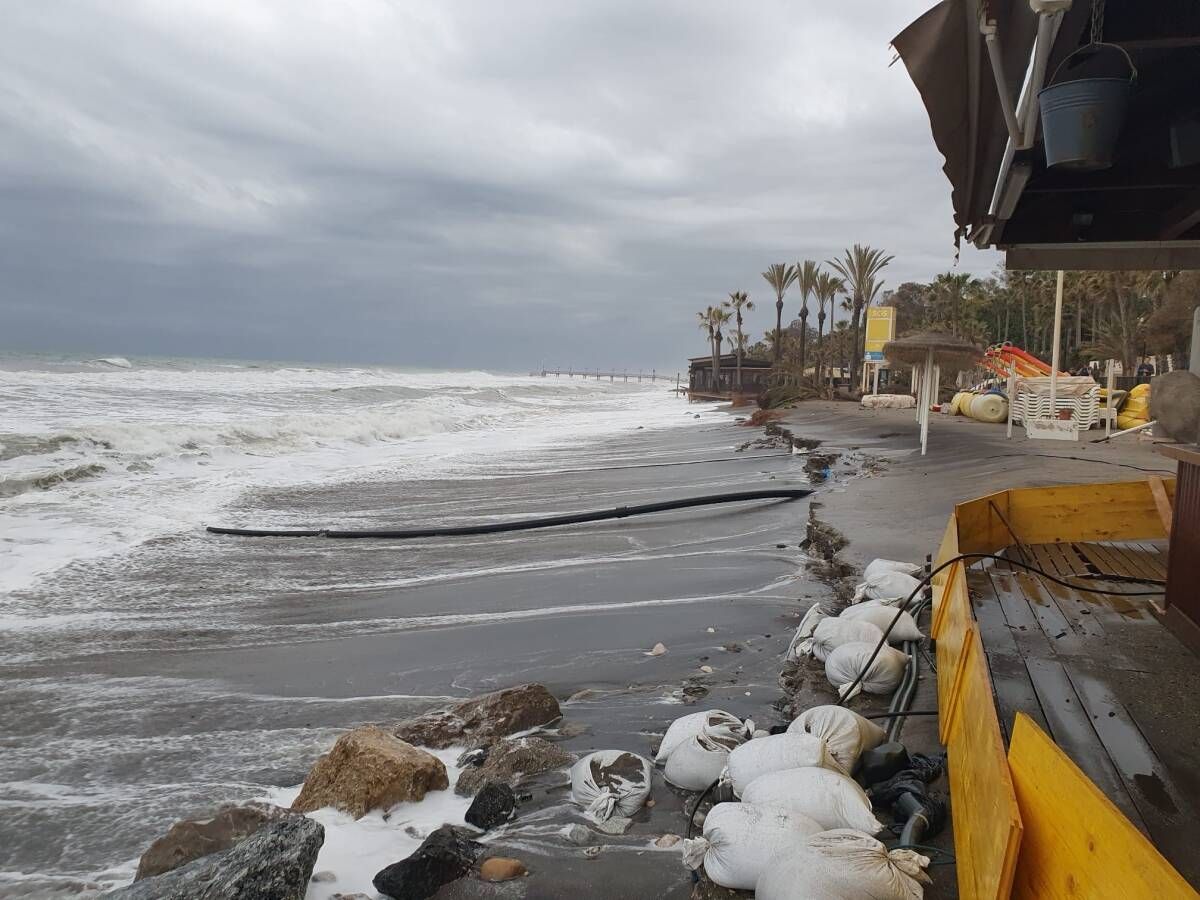 Foto: Playa marbellí afectada tras un fuerte oleaje. (Ayuntamiento de Marbella)