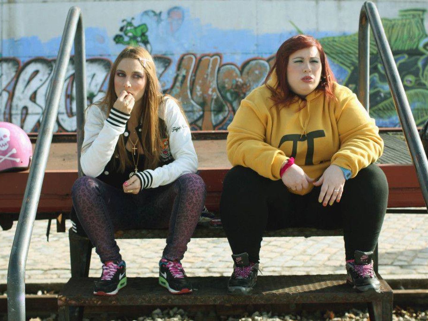 Saida Benzal y Marta Martín, en el cortometraje 'Pipas' (2013).