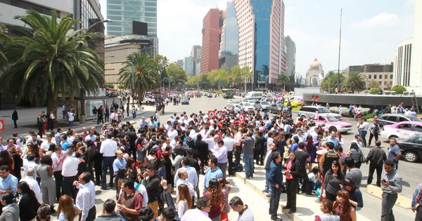 Foto: Miles de personas permanecen en la calle hoy, martes 19 de septiembre de 2017, tras un sismo de magnitud 7,1 (EFE)