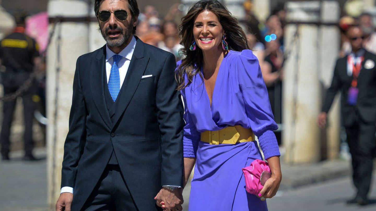 Nuria Roca y su marido en la boda de Pilar Rubio y Sergio Ramos. (Getty)