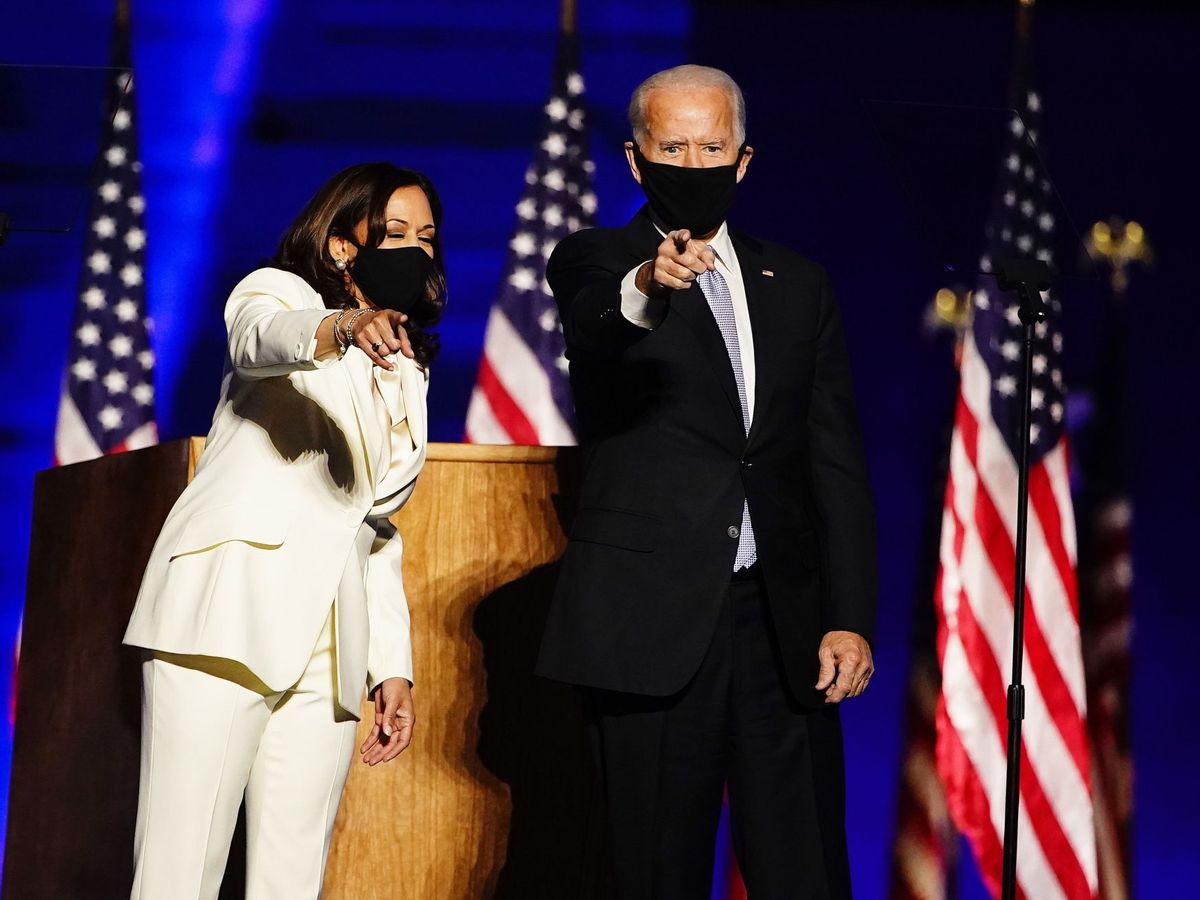 Foto: Joe Biden y Kamala Harris saludan tras su victoria en las elecciones de Estados Unidos (EFE)