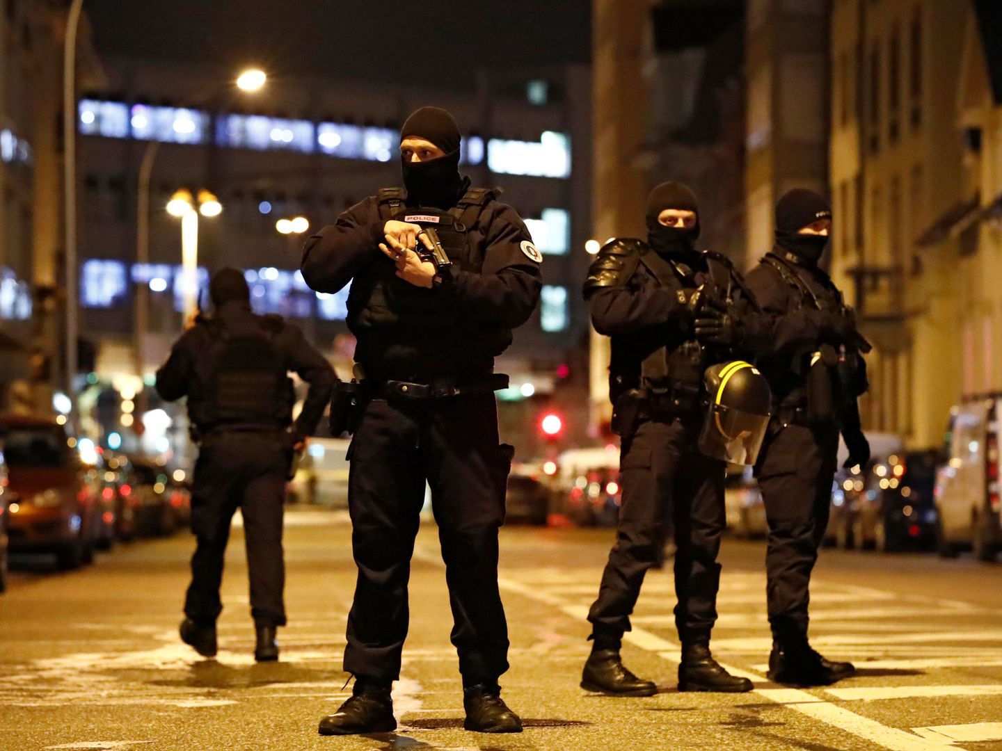 Miembros de las fuerzas especiales de la policía francesa custodian un área cercana al lugar donde se abatió a Chekatt. (Reuters)