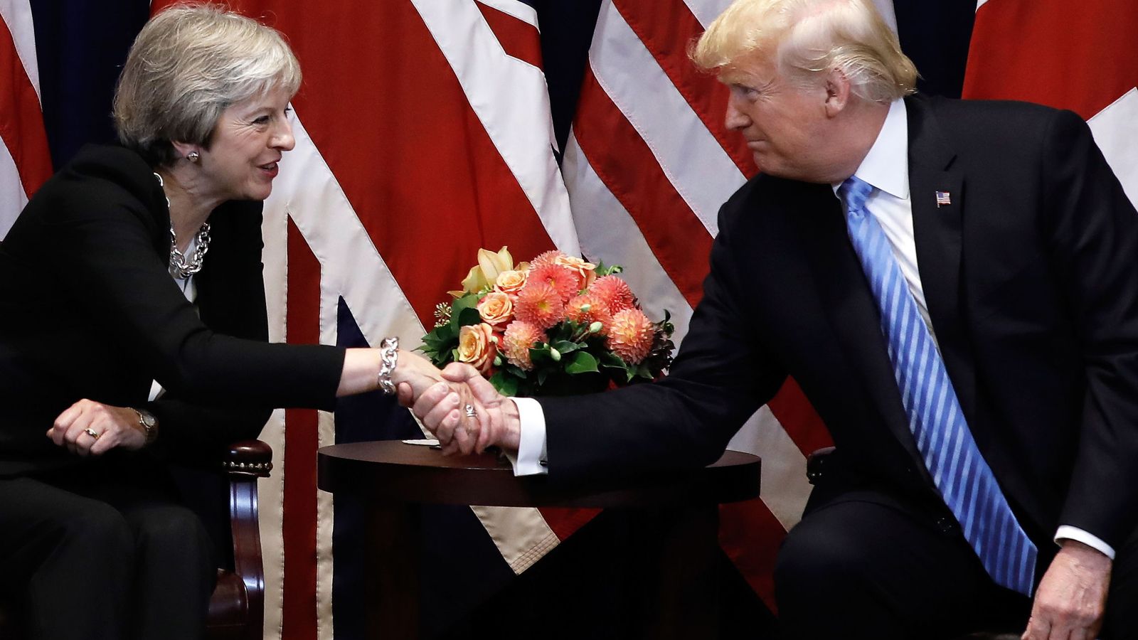 Foto: La primera ministra británica, Theresa May (i), saluda al presidente de los Estados Unidos, Donald Trump (d), durante una reunión bilateral este miércoles. (EFE)
