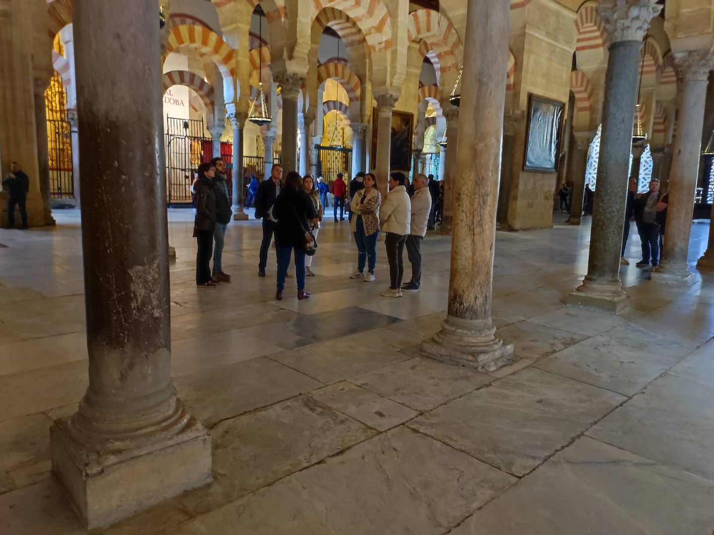 Un grupo de turistas, en una visita guiada a la Mezquita-Catedral de Córdoba. (L.V.)