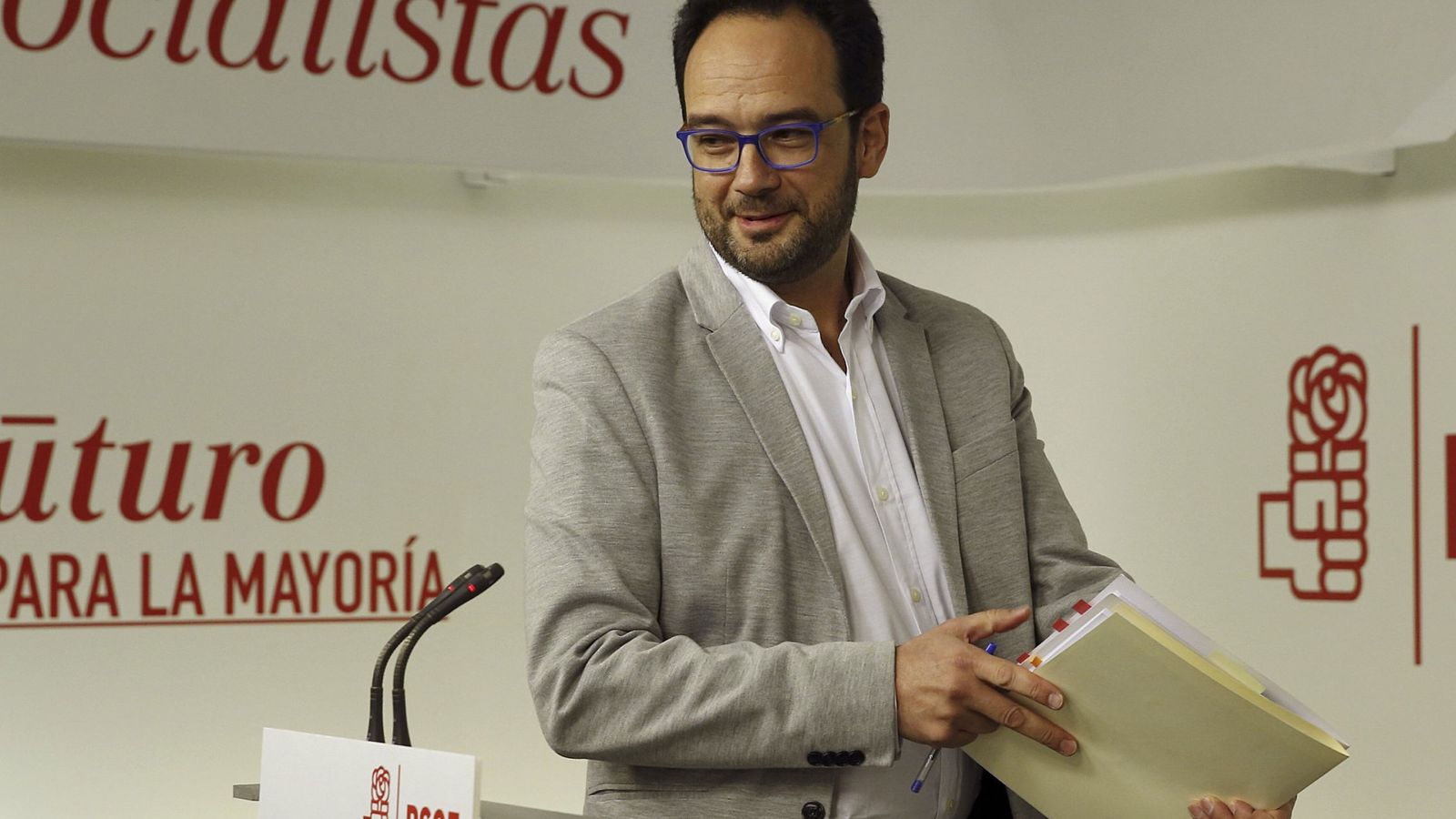 Foto: Antonio Hernando, jefe del equipo negociador socialista, este 20 de febrero en rueda de prensa en Ferraz. (EFE)