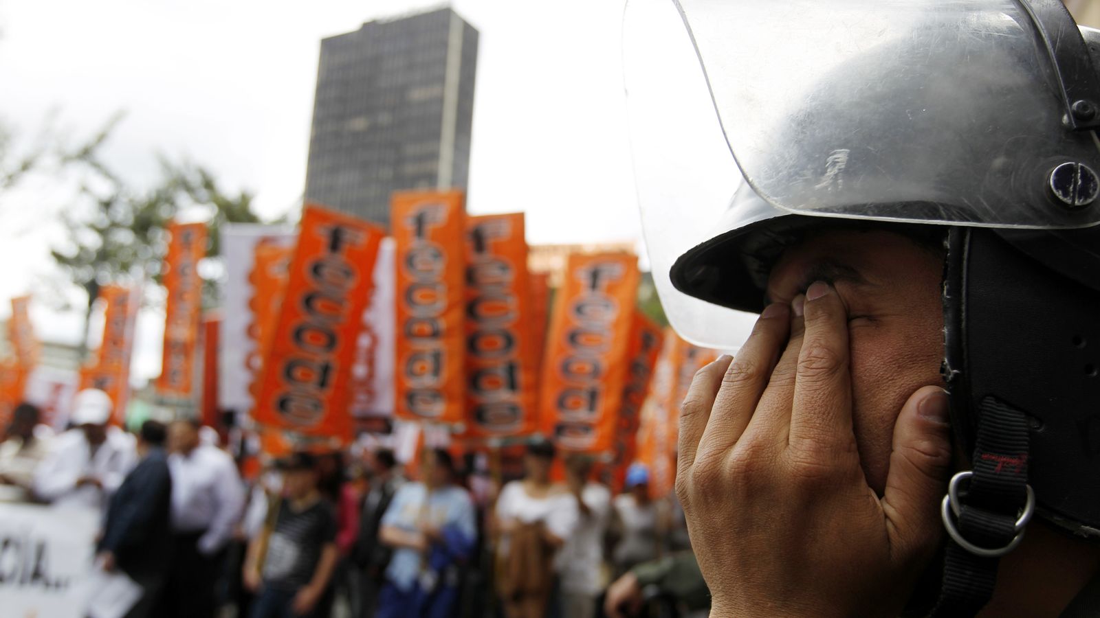 Foto: Un policía antidisturbios se frota los ojos durante una marcha de profesores en Bogotá, en una imagen de archivo. (Reuters)