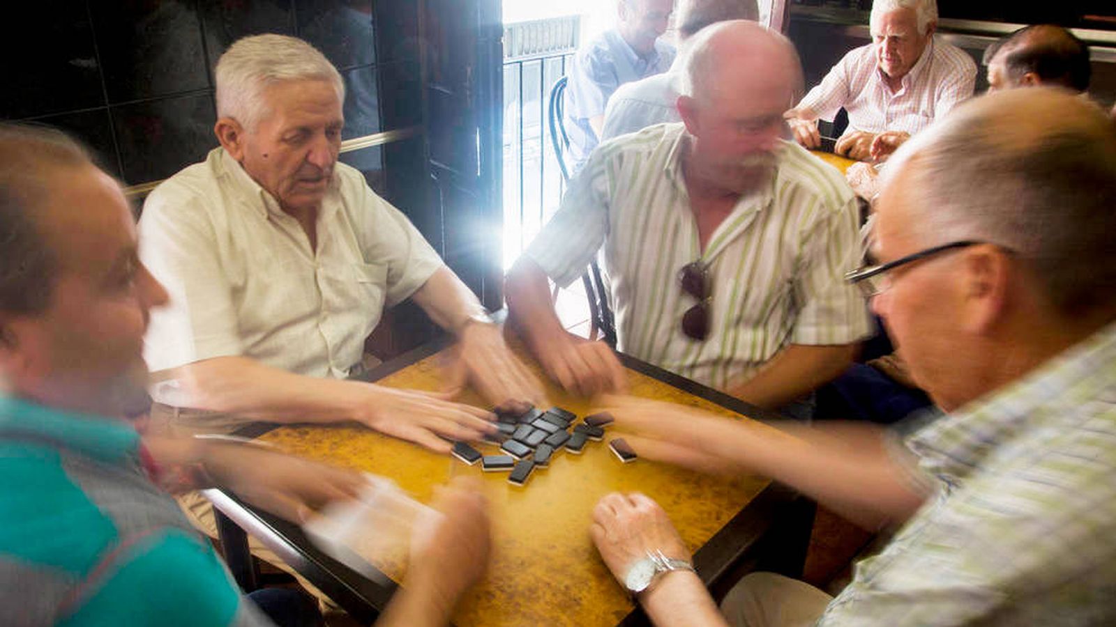 Foto: Pensionistas juegan la partida. (EFE)