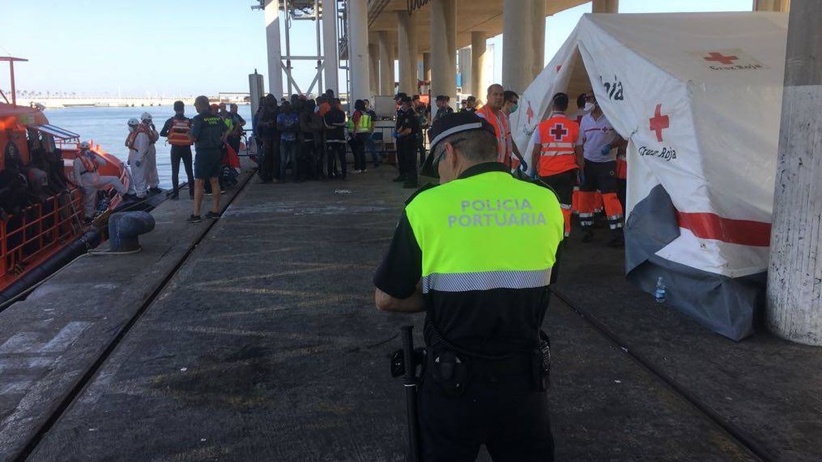Caos en la llegada de pateras a Málaga: sin espacio y los fotógrafos no pueden trabajar