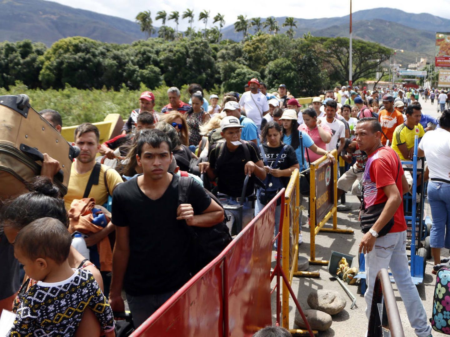 Ciudadanos venezolanos cruzan la frontera hacia Colombia, el 26 de julio de 2017. (EFE)