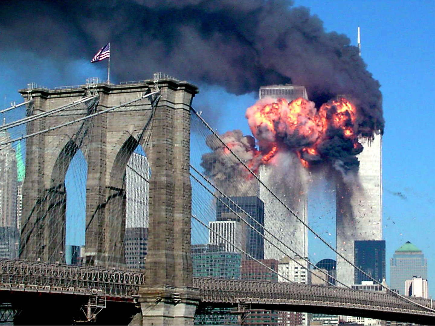 El momento del impacto del segundo avión contra el World Trace Center, el 11 de septiembre de 2001. (Reuters)
