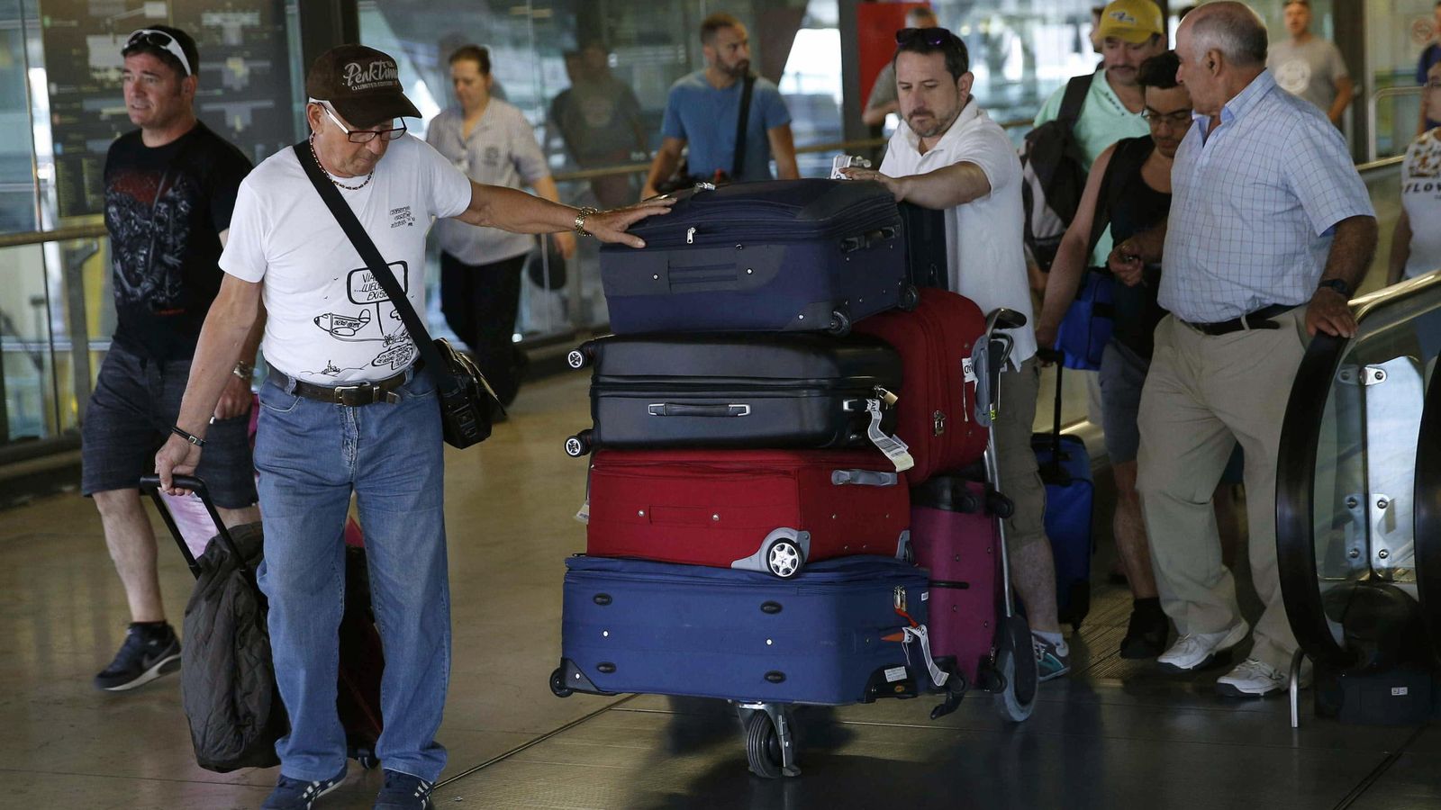 Foto: Varios jubilados se preparan para viajar en el aeropuerto de Barajas. (EFE)
