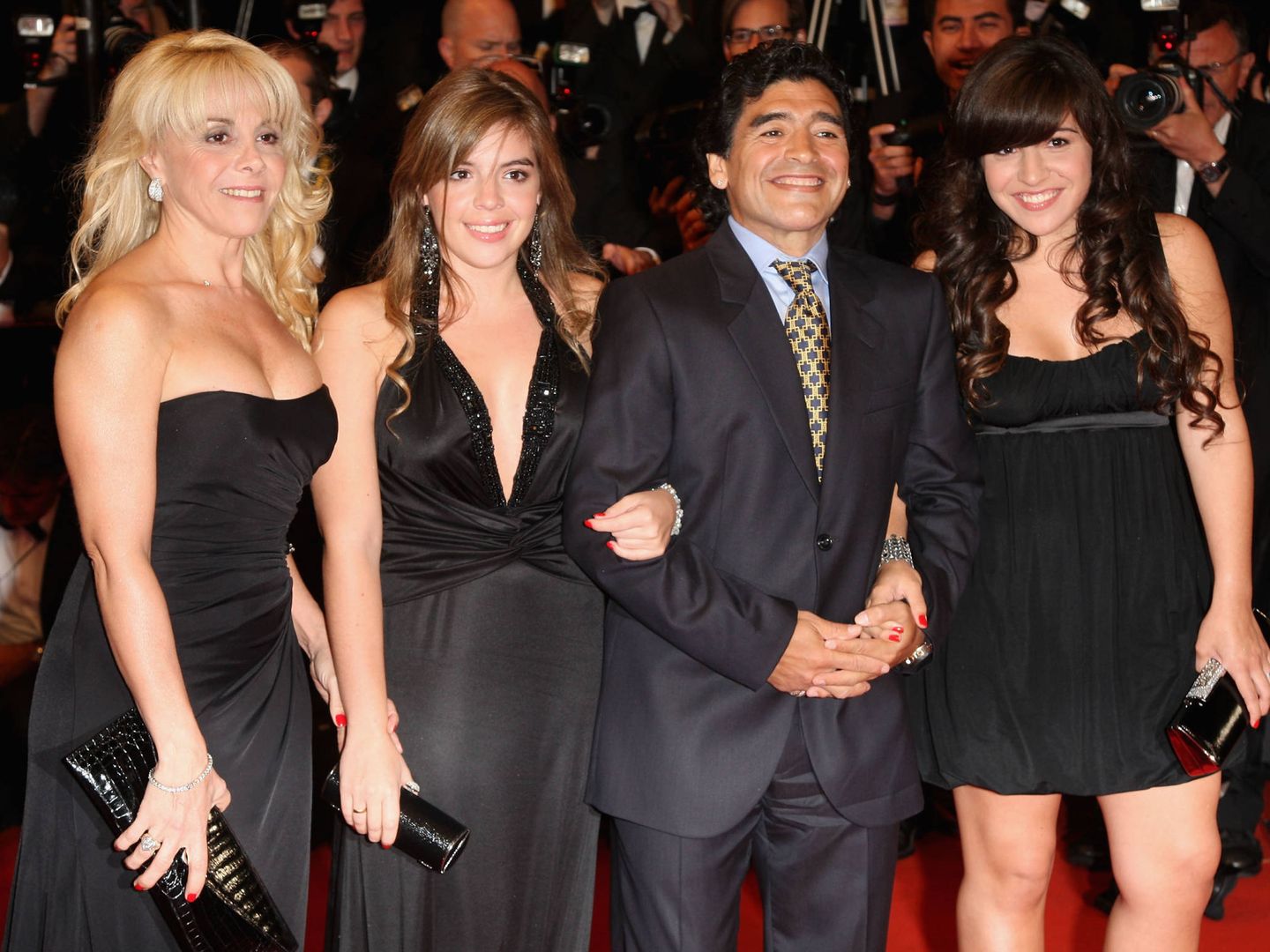  Claudia Villafañe, junto a Diego y sus hijas Gianinna y Dalma. (Getty)