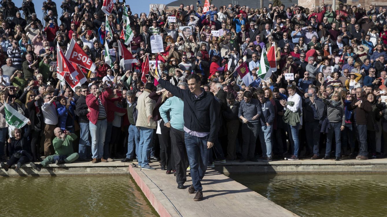 Foto: Pedro Sánchez, saludando a los militantes a su llegada al Parque Tecnológico de Dos Hermanas, este 28 de enero. (EFE)