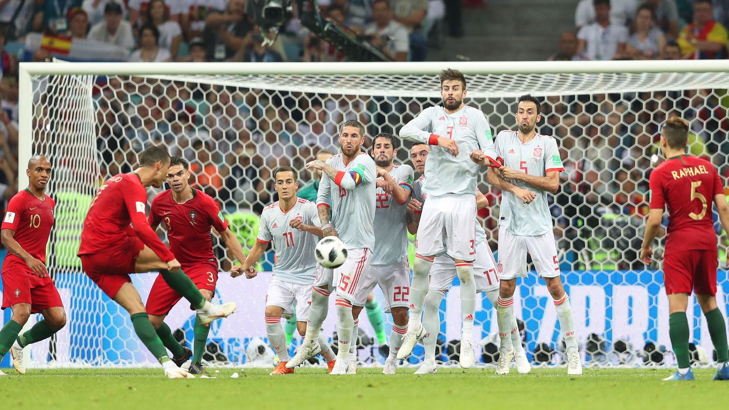 Cristiano eligió colocación en vez de portencia y marcó de falta el tercer gol de Portugal. (EFE)