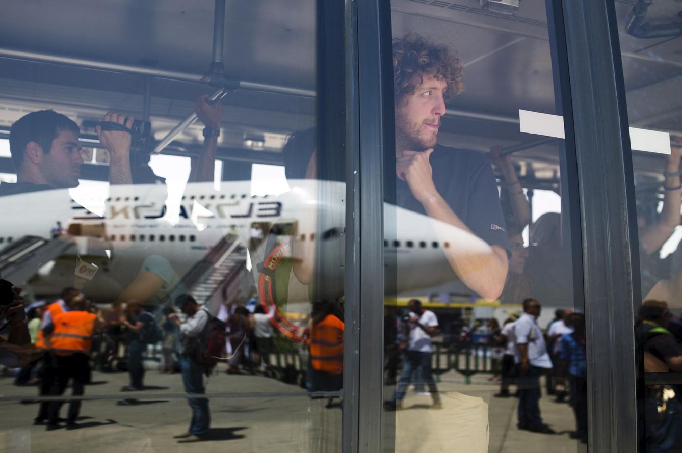Foto: Un israelí evacuado de Nepal a su llegada al aeropuerto Ben Gurion, cercano a Tel Aviv (Reuters).