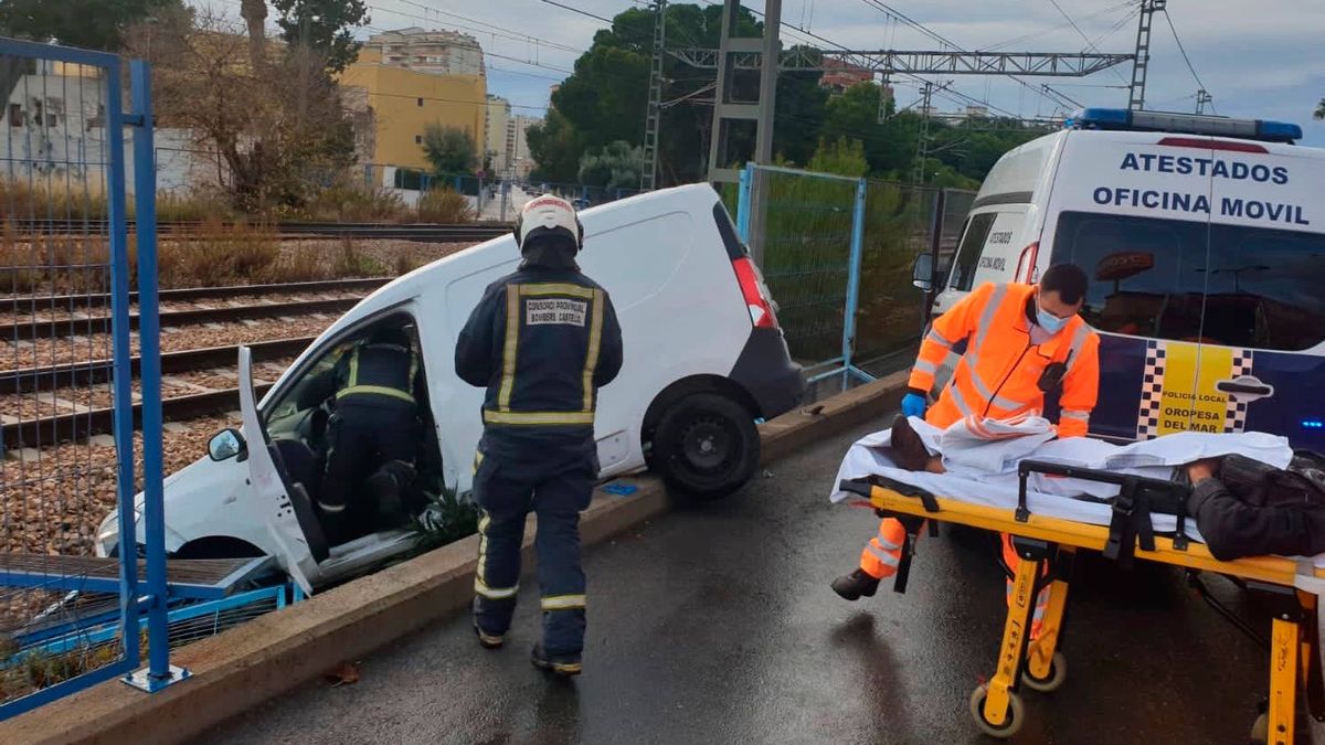 Una furgoneta cae a las vías del tren en Oropesa tras sufrir un accidente