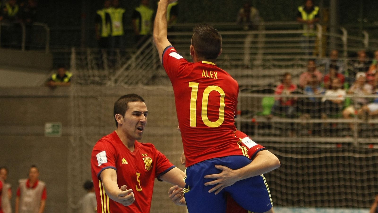 Foto: Los jugadores españoles celebran uno de los goles a Irán (Luis Eduardo Noriega A./EFE).