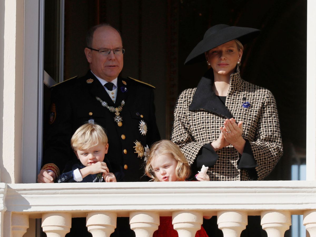 Foto: El príncipe Alberto y la princesa Charlène, con sus hijos. (Reuters)