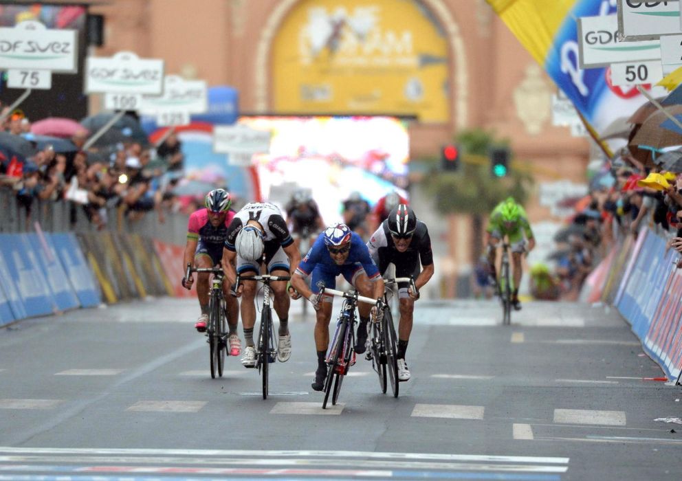 Foto: Nacer Bouhanni esprinta para vencer en la cuarta etapa del Giro de Italia (Efe).