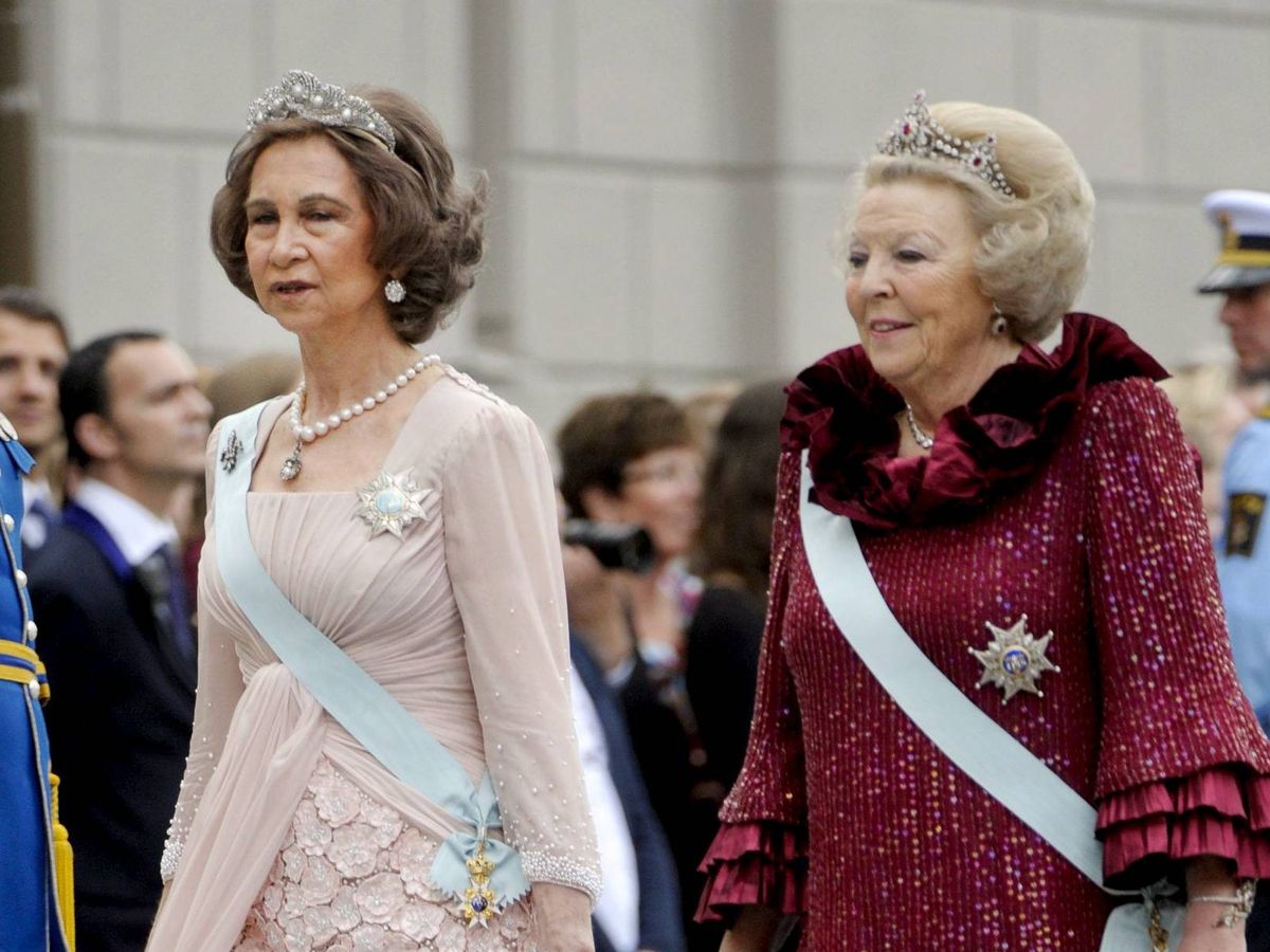 Foto: La reina Sofía, junto a la princesa Beatriz en la boda de Victoria de Suecia. (EFE)