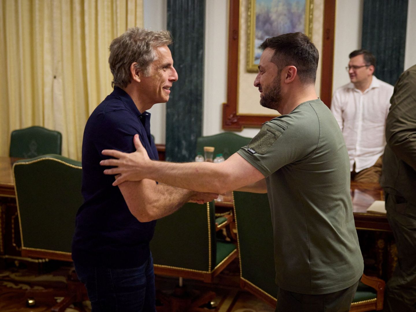 El presidente Zelenski (d) junto al actor Ben Stiller (i) en Kiev, Ucrania. (Reuters)