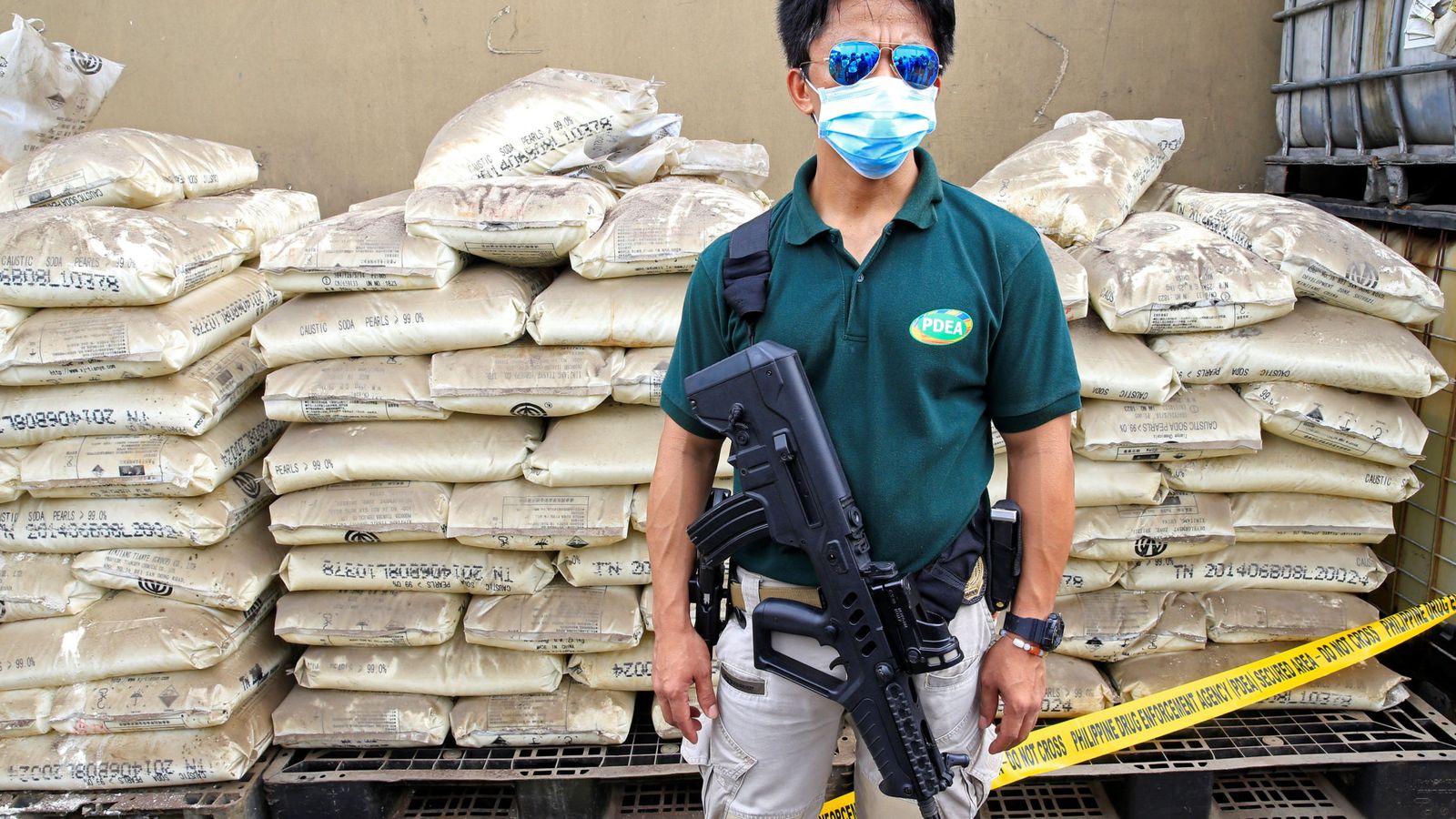 Foto: Un agente de la Agencia Antidroga de Filipinas monta guardia frente a a los químicos utilizados en un laboratorio de metanfetaminas cerca de Manila, en mayo de 2016 (Reuters)