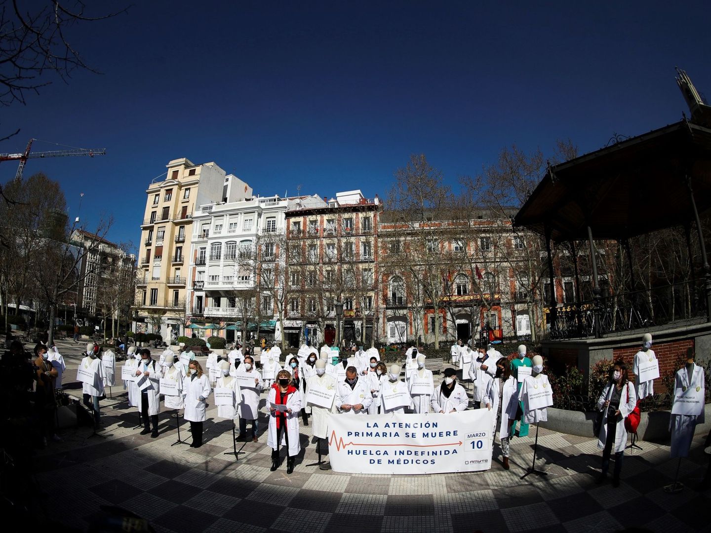 Concentración convocada por el sindicato Amyts con motivo de la huelga indefinida de médicos de atención primaria en marzo de 2021. (EFE/David Fernández)