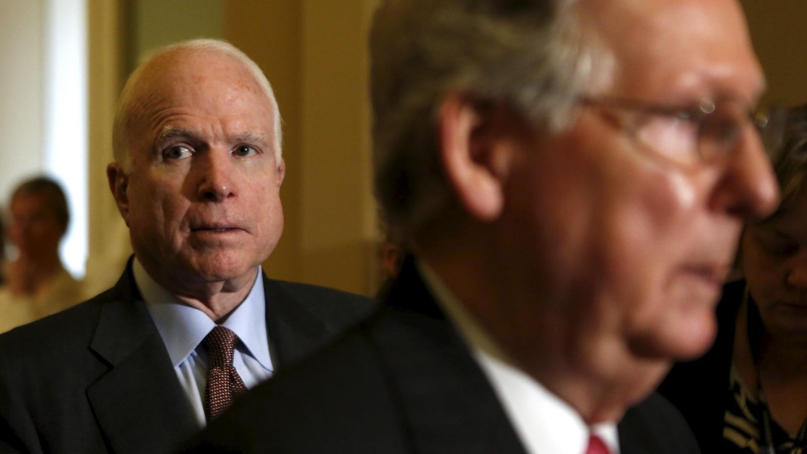 Foto: Los senadores John McCain y Mitch McConnell, en un debate sobre el presupuesto de defensa en junio de 2015 (Reuters)