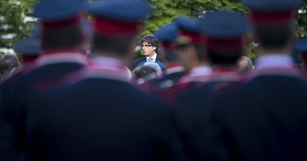 Foto: Imagen de archivo de mossos d'Esquadra durante un acto presidito por Puigdemont. (EFE)